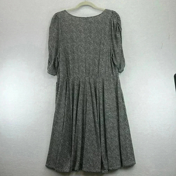 Torrid V-Neck Skater Dress Sz 18/20 Black/White Herringbone Cinch Front/Sleeves - Picture 5 of 10